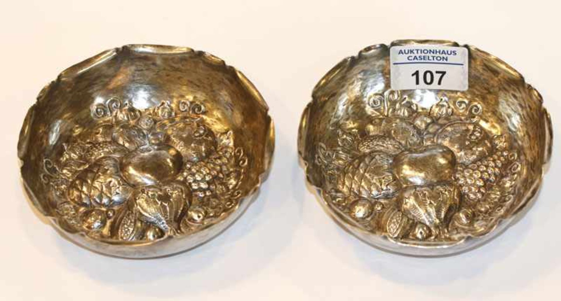 2 Schälchen mit reliefiertem Früchtedekor, 800 Silber, 167 gr., H 3,5 cm, D 11,5 cm