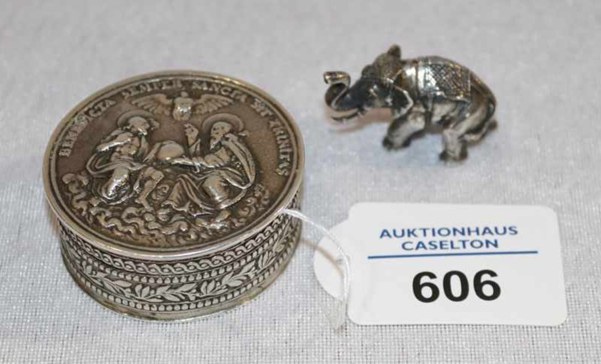 Runde Dose, 800 Silber, Deckel mit reliefiertem, religiösen Dekor, Scharnier defekt, H 2 cm, D 5 cm,