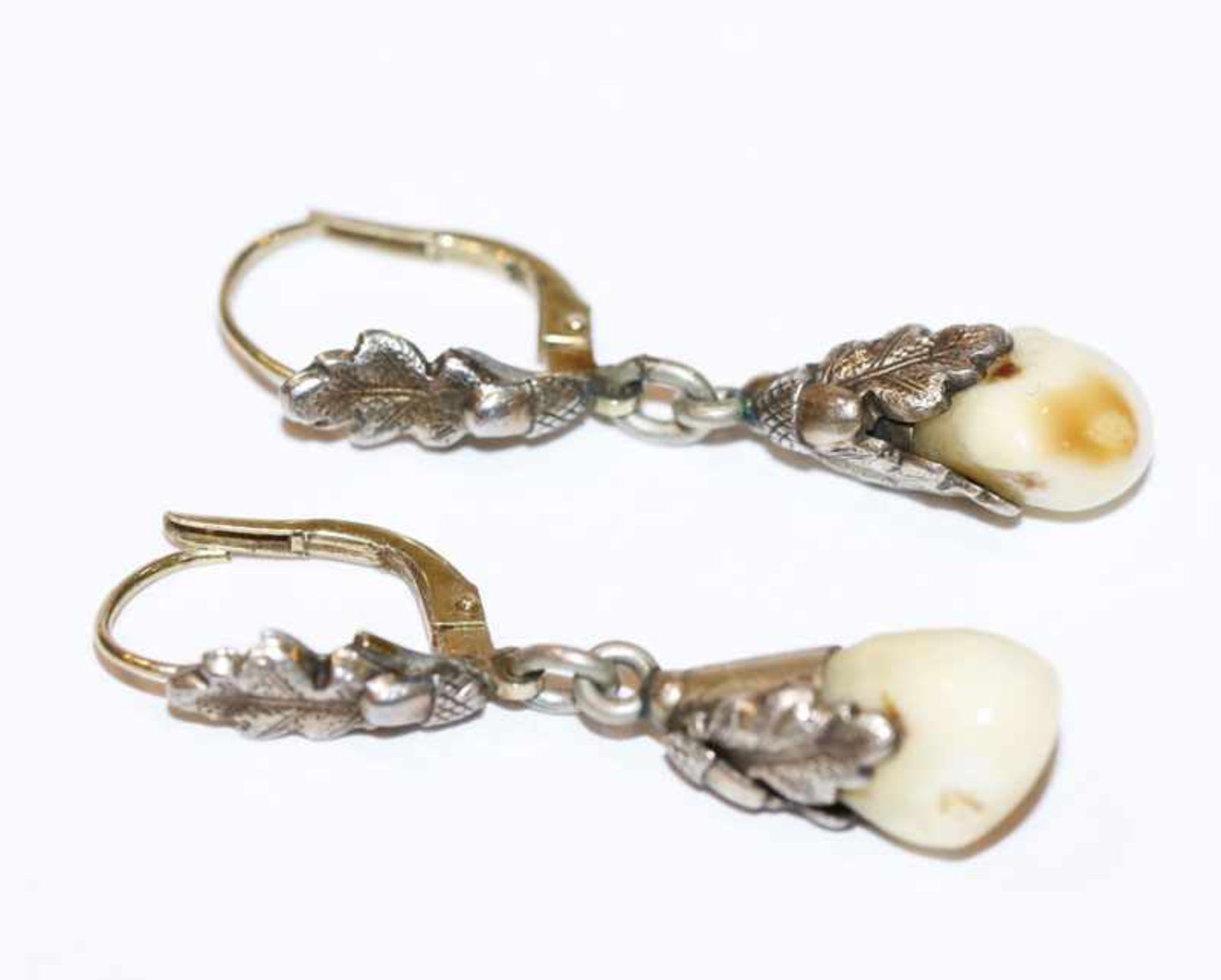 Paar Silber Trachten-Ohrhänger mit plastischem Eichenlaub und Grandeln, Bügel 14 k Gelbgold, L 3,5