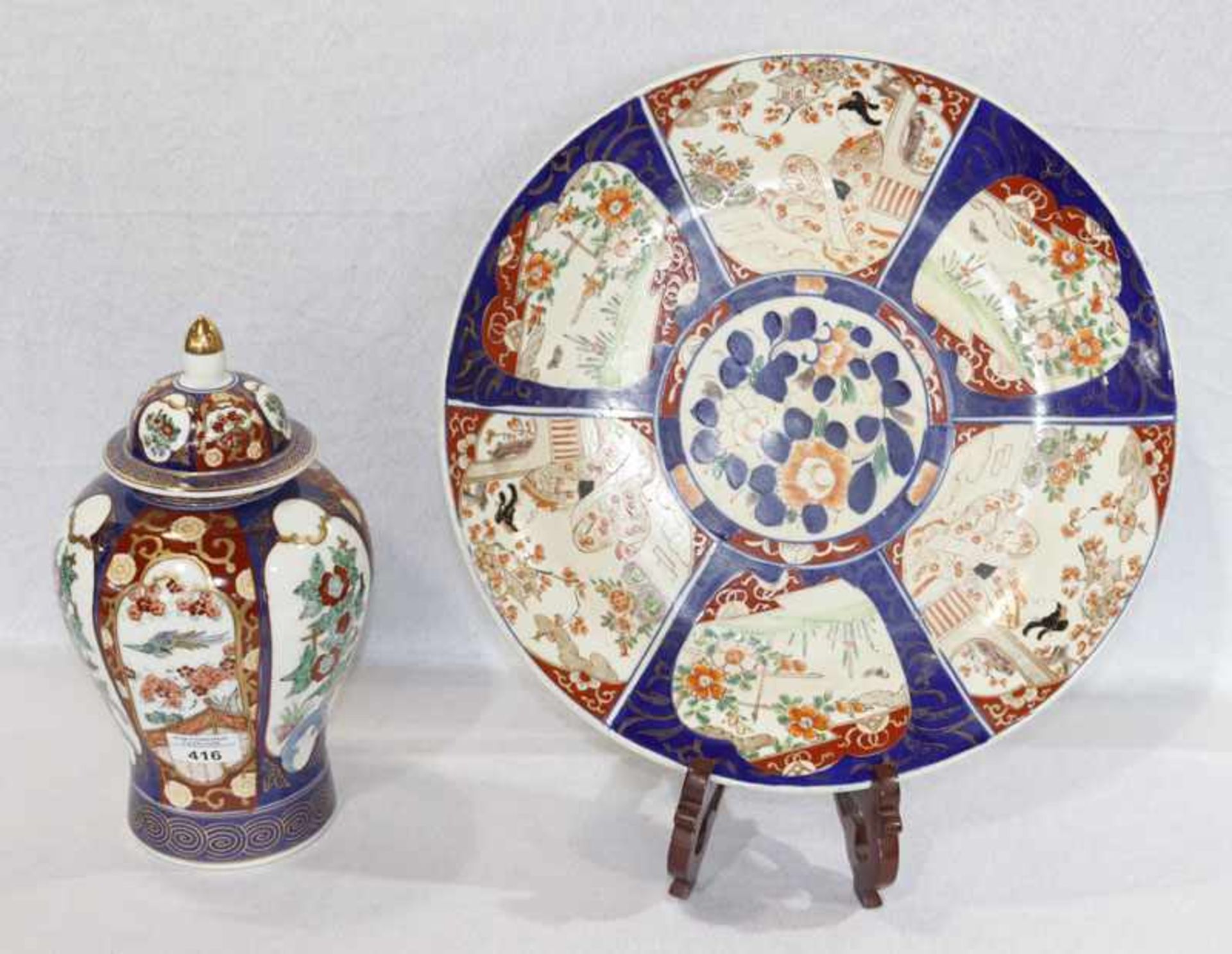 Asiatischer Wandteller mit figürlichen- und floralen-Szenerien, D 40 cm, mit Holzständer, und