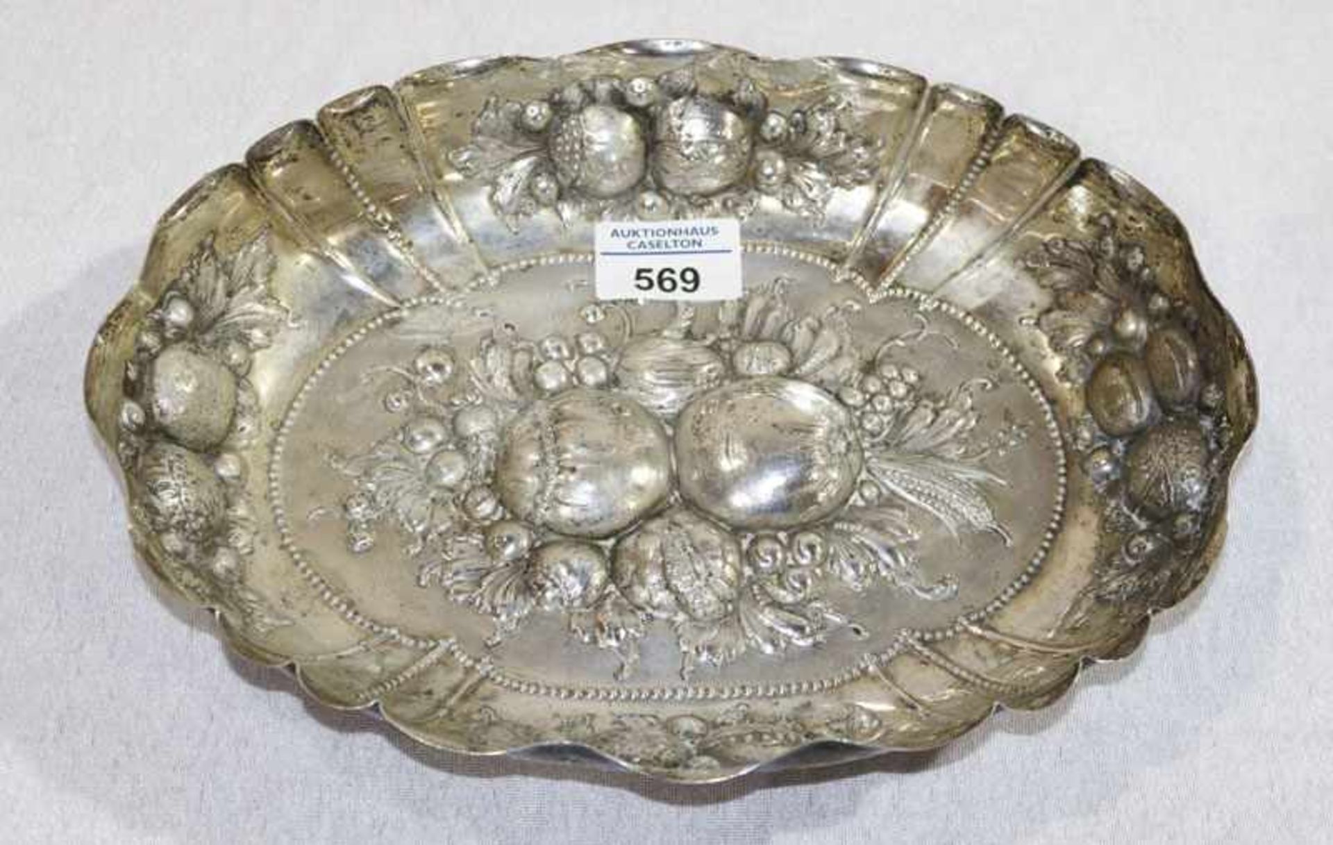 Schale mit reliefiertem Früchtedekor, 800 Silber, 331 gr., H 4,5 cm, L 27 cm, B 21 cm,