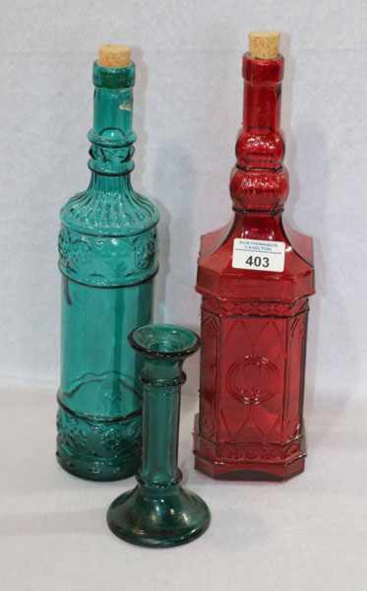 2 Glasflaschen, rot und grün mit Korken, H 34 cm, und grüner Glas Kerzenleuchter, H 16 cm,