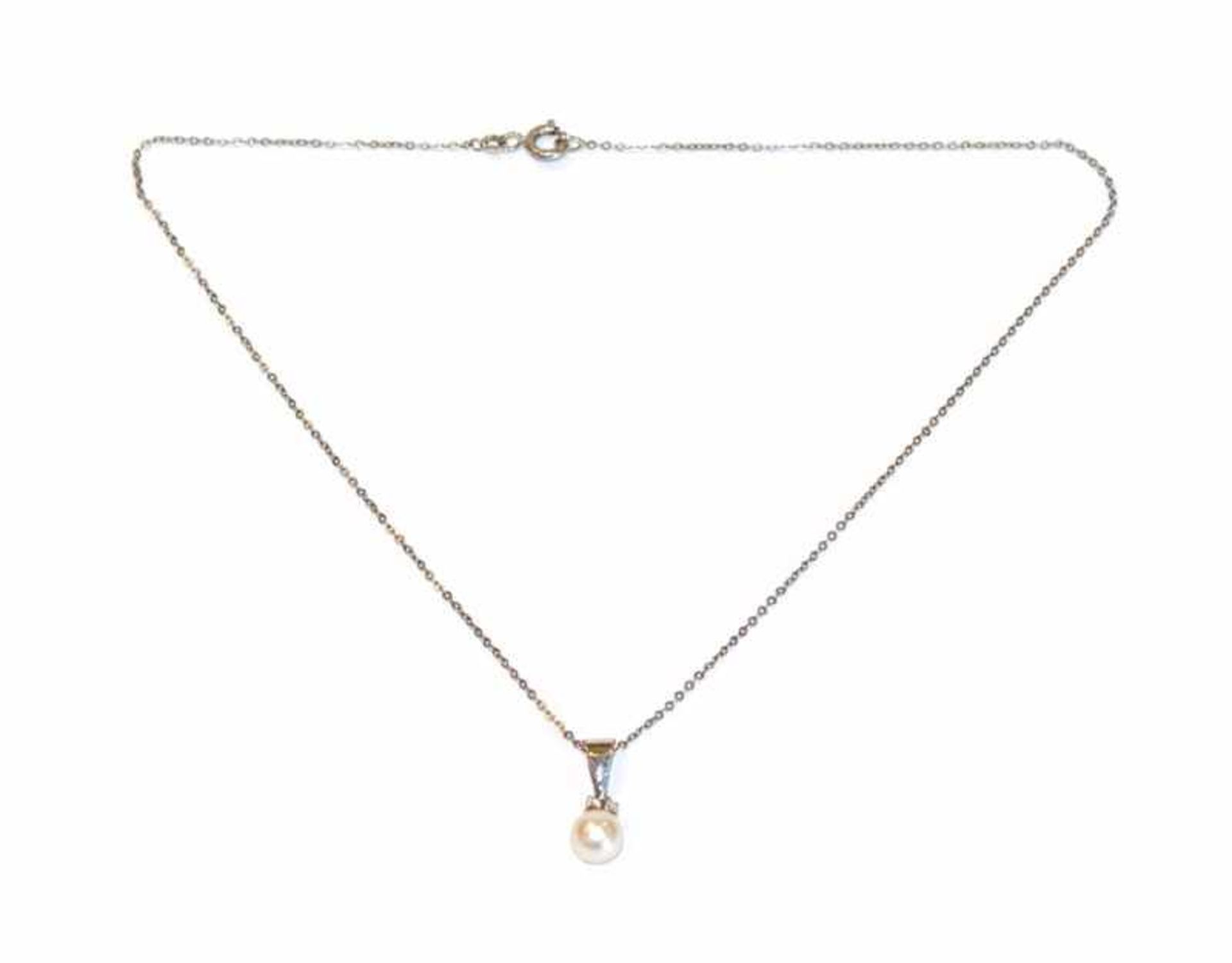 14 k Perlen Anhänger mit 2 Diamanten, an Kette, L 35 cm, 2,1 gr.