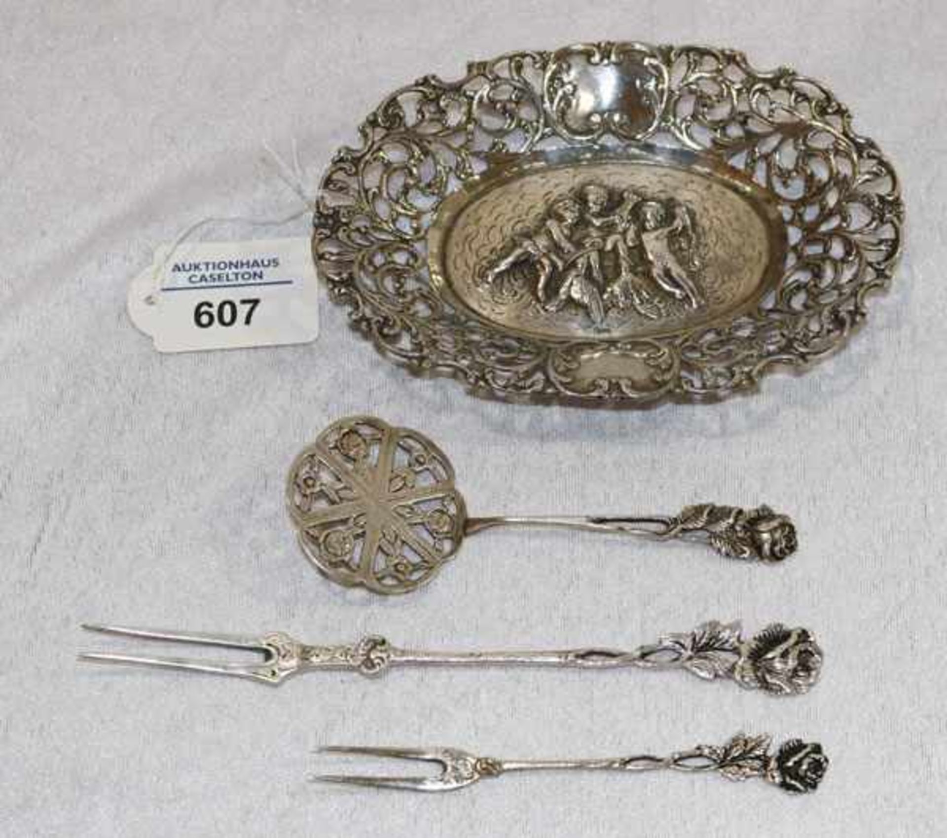 Schälchen mit Durchbruchrand mit reliefiertem Puttendekor, 800 Silber, L 15 cm, B 11 cm, und 3