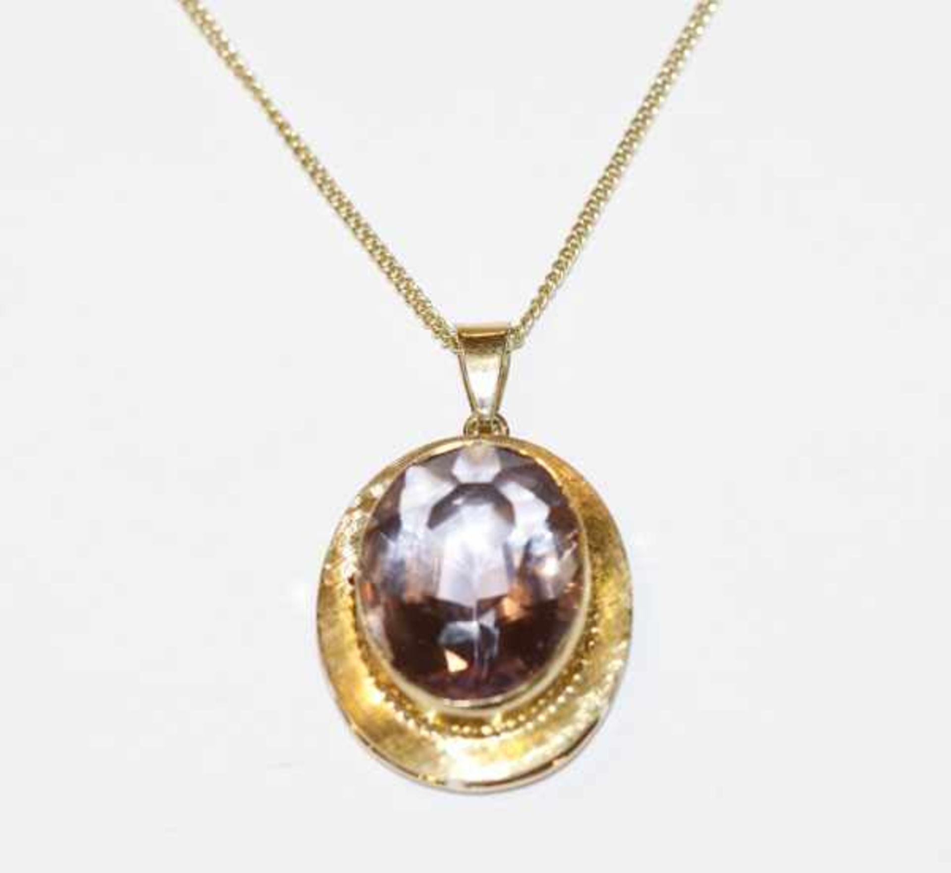 14 k Gelbgold Amethyst-Anhänger, teils mattiert, L 2,5 cm, an 14 k Gelbgold Kette, L 45 cm, zus. 7,3