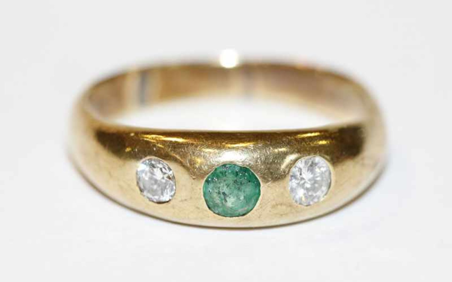 14 k Gelbgold Bandring mit Smaragd und 2 Diamanten, 5,5 gr., Gr. 59