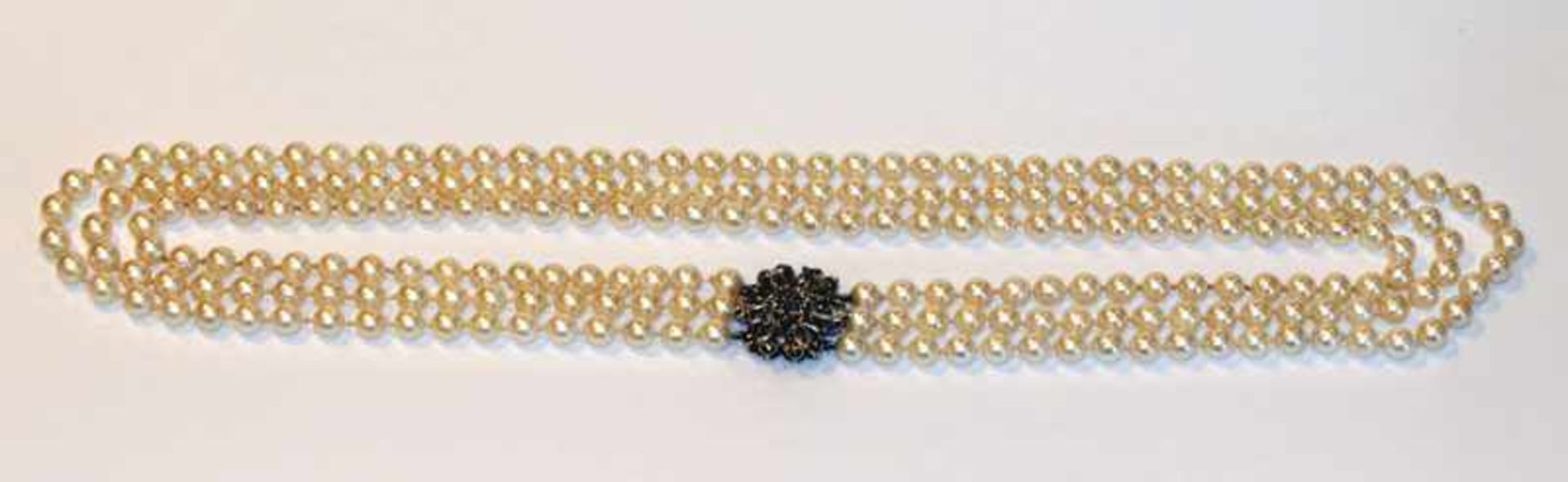 Perlenkette, 3-reihig, Perlen ca. 7,5 mm, mit 18 k Weißgold Schließe in Blütenform mit Safiren