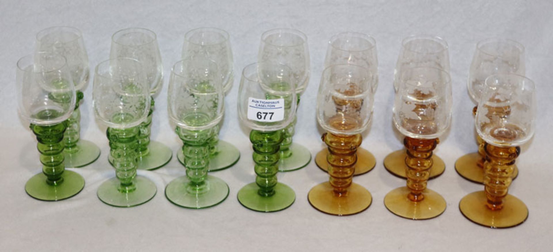 Theresienthal Weingläser: 6 Gläser mit bernsteinfarbenem Hohlfuß und klarem Kelch mit graviertem