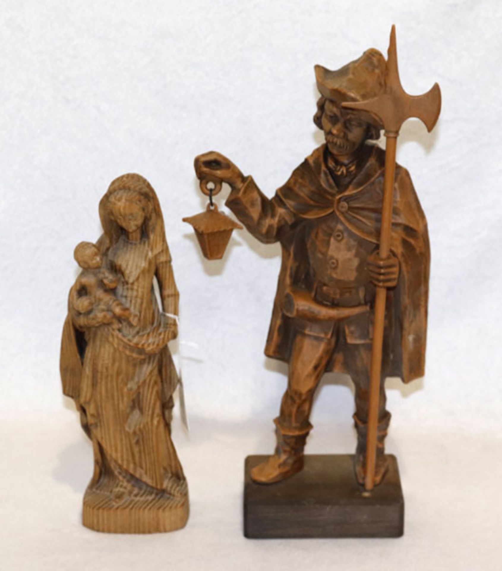 Holz Figurenskulptur 'Maria mit Kind', gebeizt, H 29 cm, und Gußfigur 'Nachtwächter', H 42 cm
