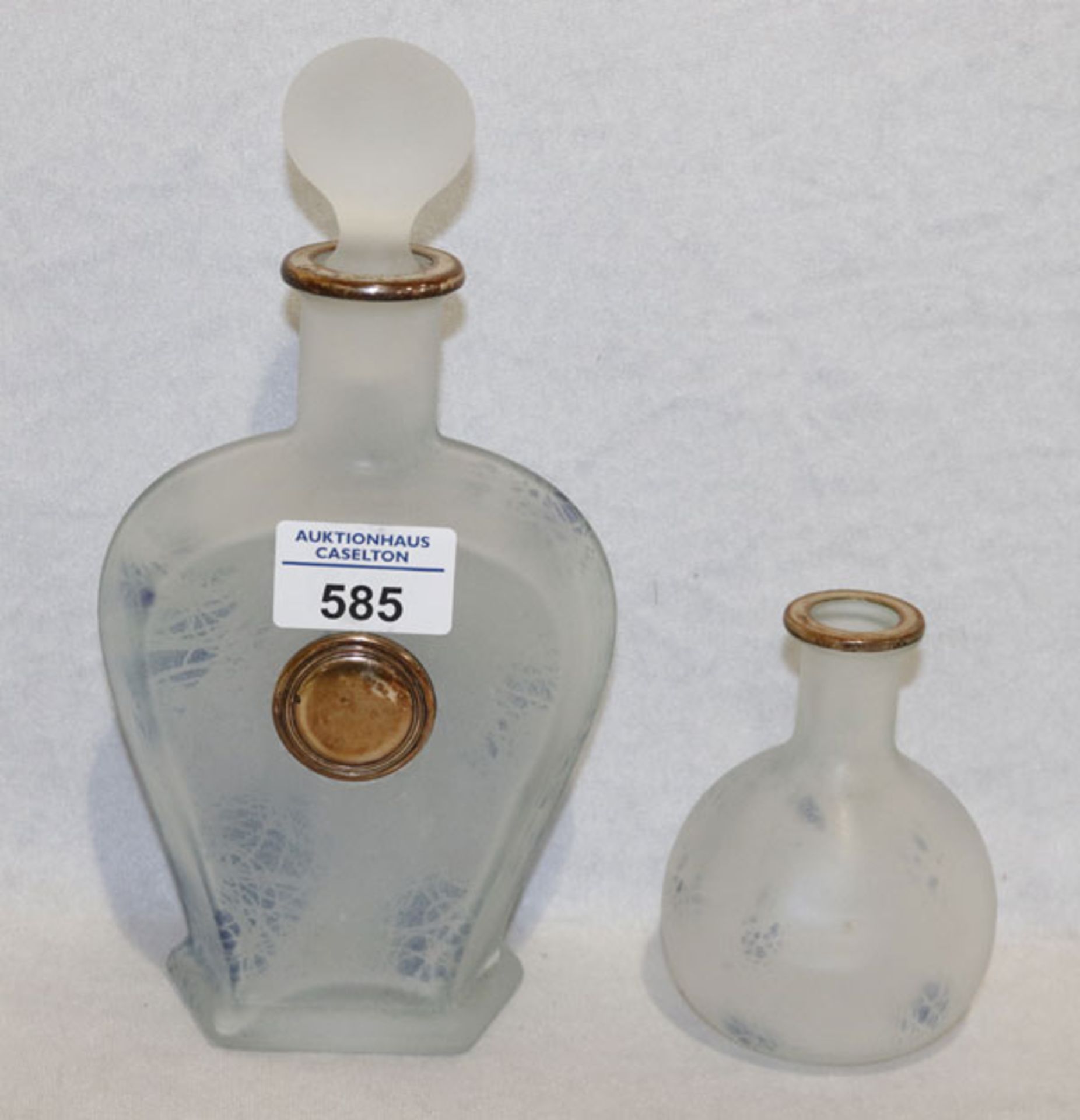 Venezianische Glasflasche, H 21 cm, und Vase, H 10 cm, beides aus mattiertem Glas mit blauem