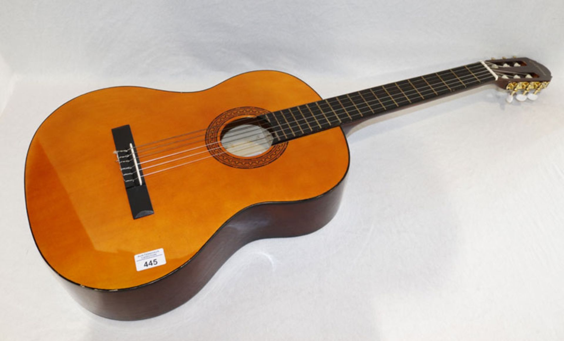 Gitarre C. Giant, leicht bestossen, mit Tasche, L 100 cm, B 40 cm, T 13 cm