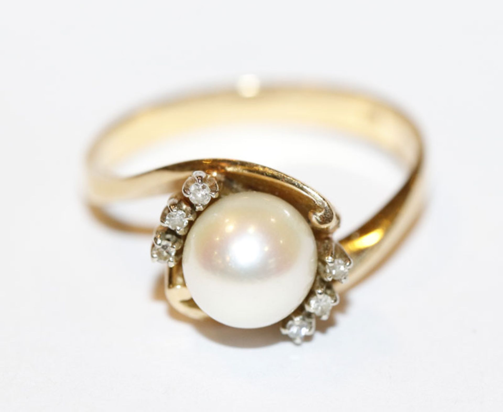 18 k Gelbgold Ring mit Perle und 6 in Weißgold gefaßten Diamanten, 4,2 gr., Gr. 54