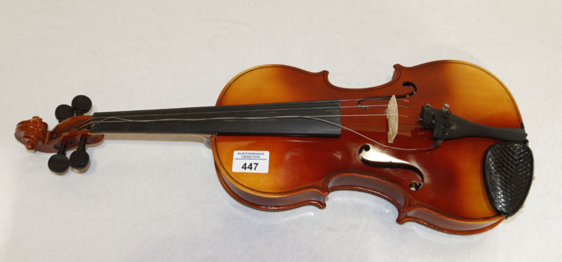 Geige aus Tschechien, bespielt, H 60 cm, B 22 cm, T 11 cm
