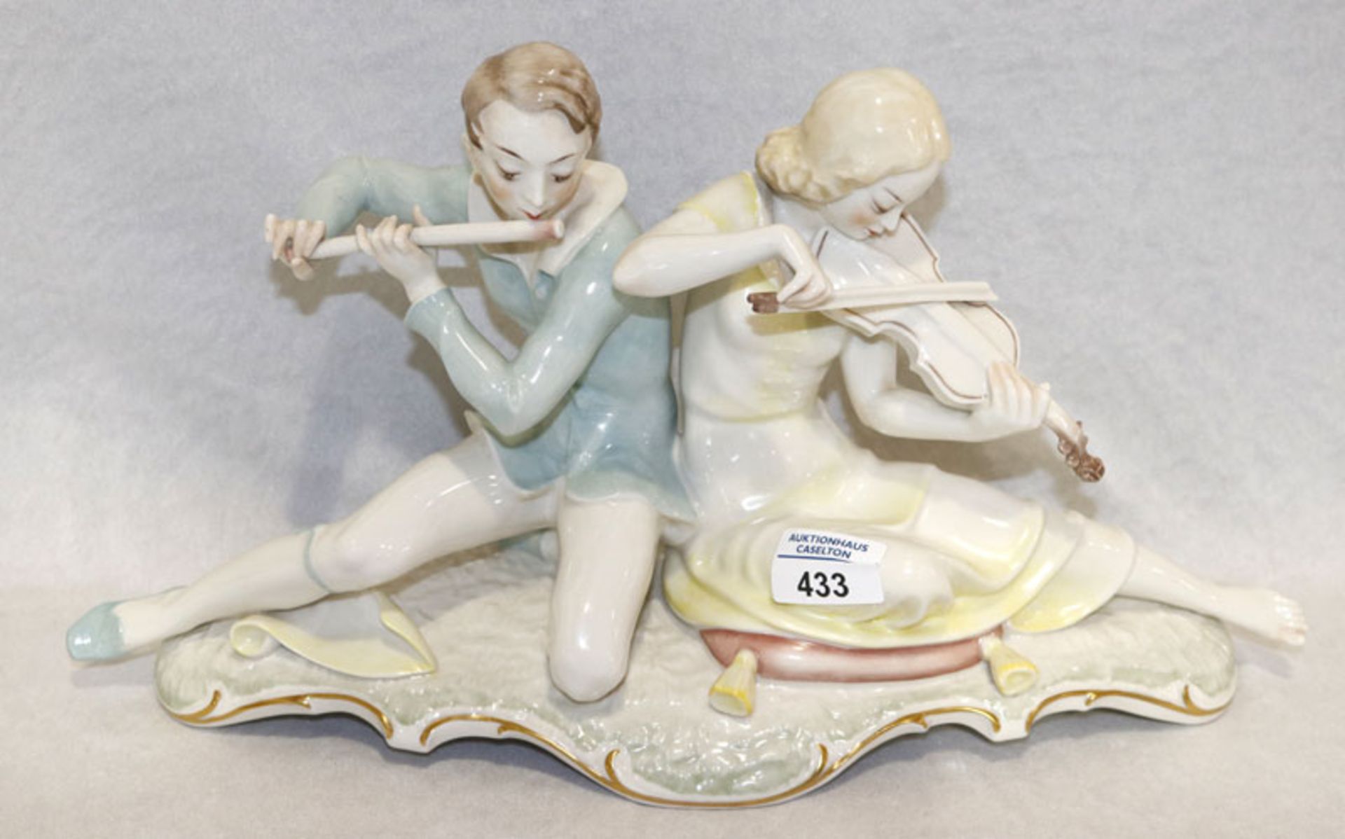 Hutschenreuther Porzellan Figurengruppe 'Flötenspieler und Geigenspielerin', pastellfarben glasiert,