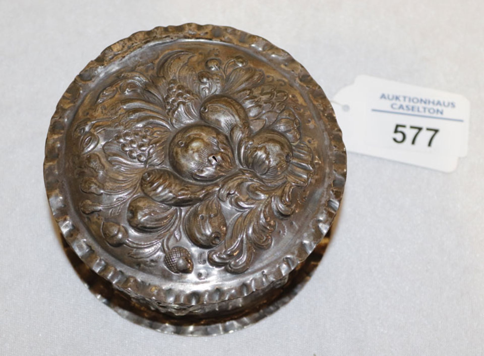 Runde Deckeldose mit reliefiertem Früchtedekor, 13 Lot Silber, H 4,5 cm, D 10 cm, 114 gr.,