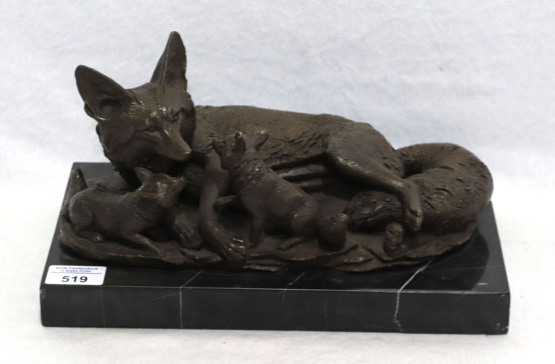 Bronze Tierskulptur 'Fuchs mit Jungen', auf schwarzer Marmorplinthe, H 17 cm, B 31 cm, T 18 cm,
