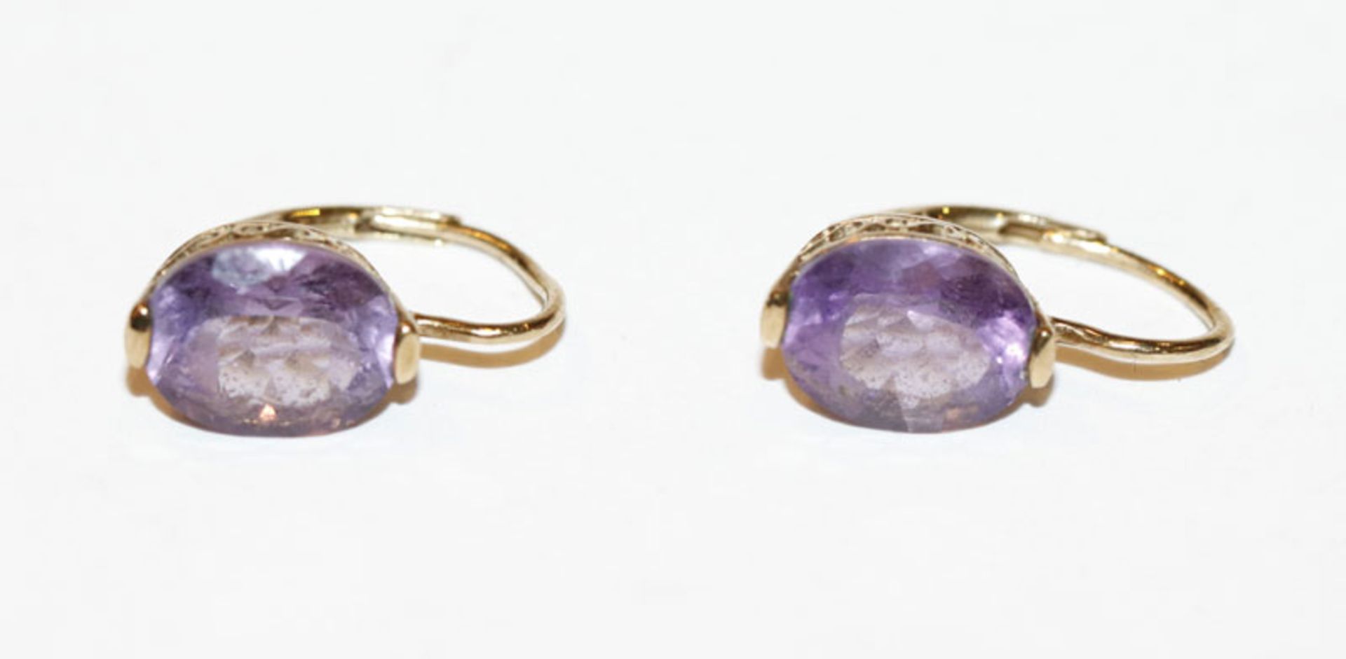 Paar 8 k Gelbgold Ohrhänger mit Amethysten, L 2,7 cm