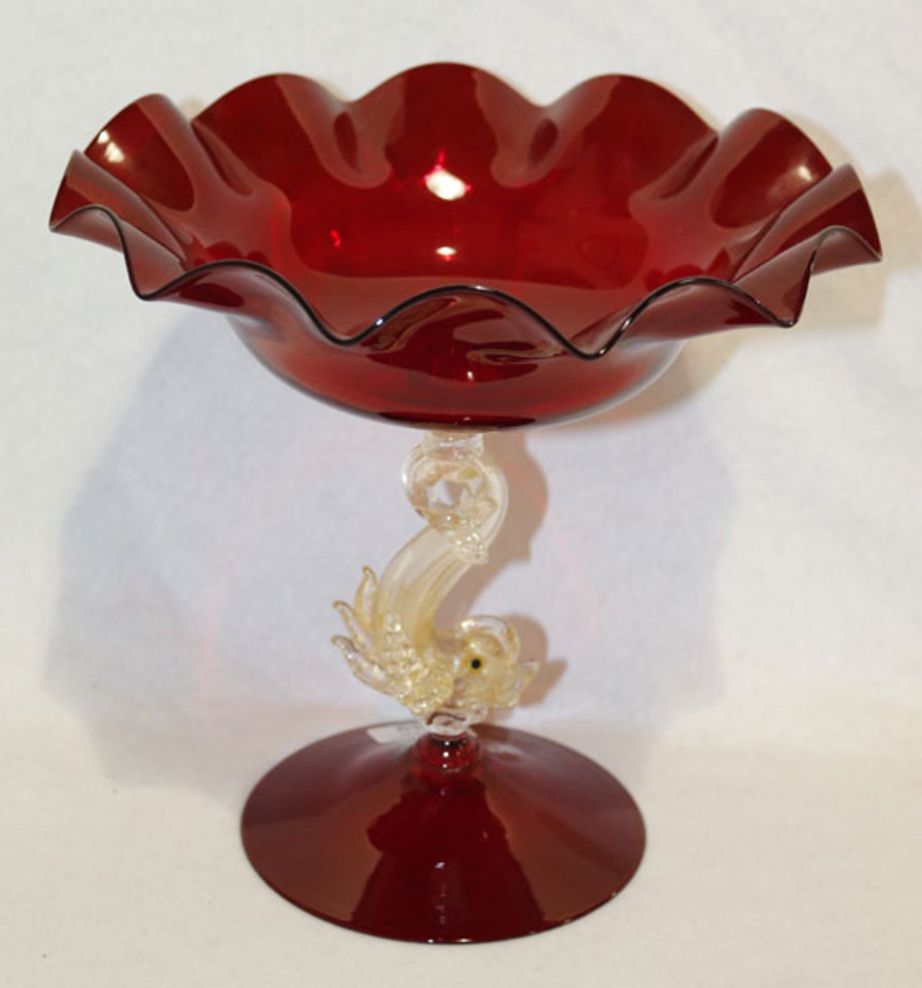 Murano Glasschale, roter Stand und Schale mit plastischem Delphin, Goldpulver Einschmelzungen, H