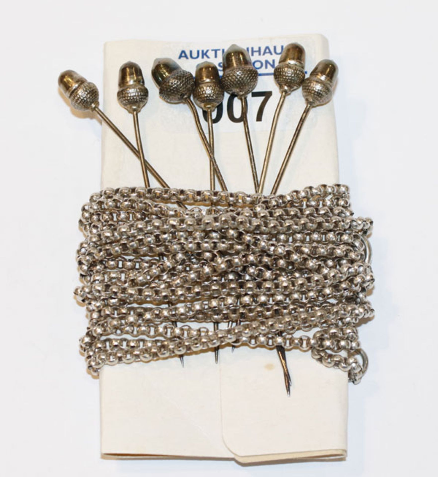 Silber Schnürkette, L 260 cm, und 7 Nadeln mit plastischen Eicheln, Tragespuren