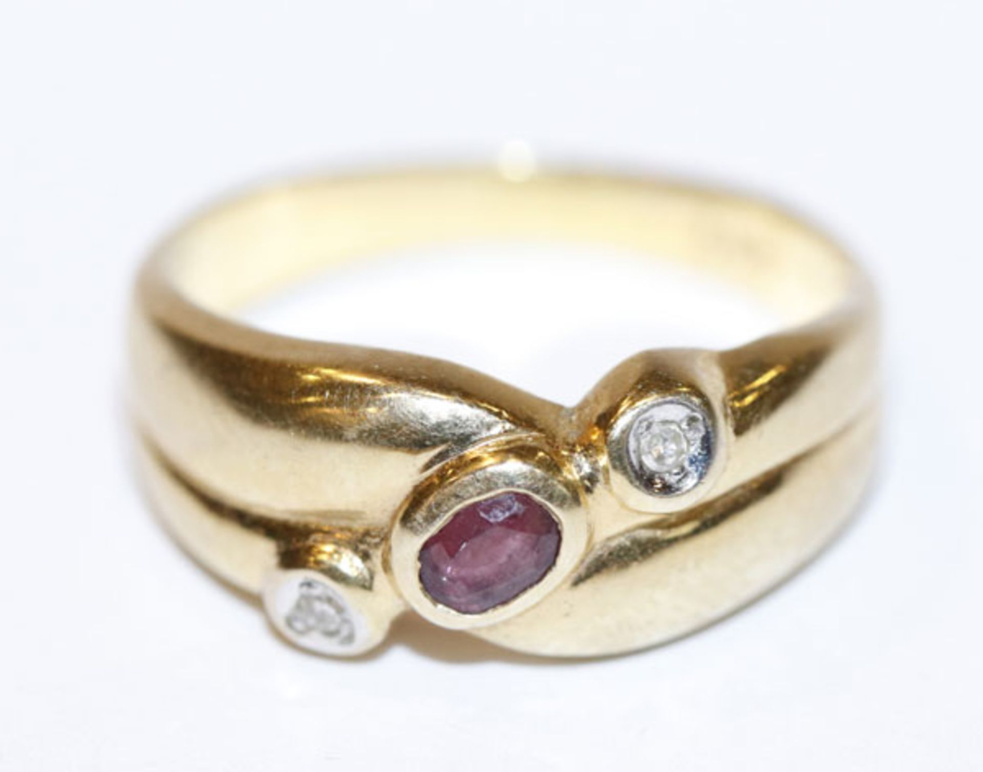 14 k Gelbgold Ring mit 2 Diamanten und einem Rubin, 2,9 gr., Gr. 53