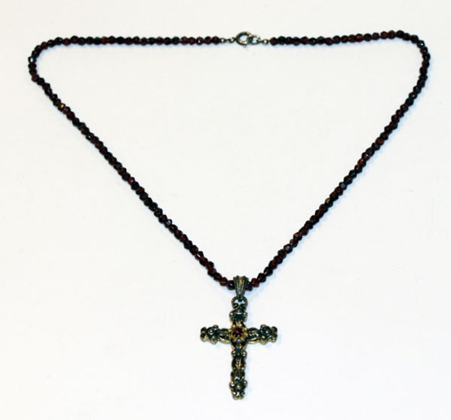 Silber, teils vergoldeter Kreuz-Anhänger mit Reliefdekor und Granat, L 4,5 cm, an Granatkette, L