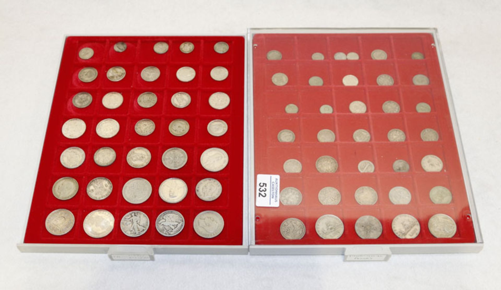 Konvolut von Silber Weltmünzen in 2 Tableaus, zus. 431 gr.