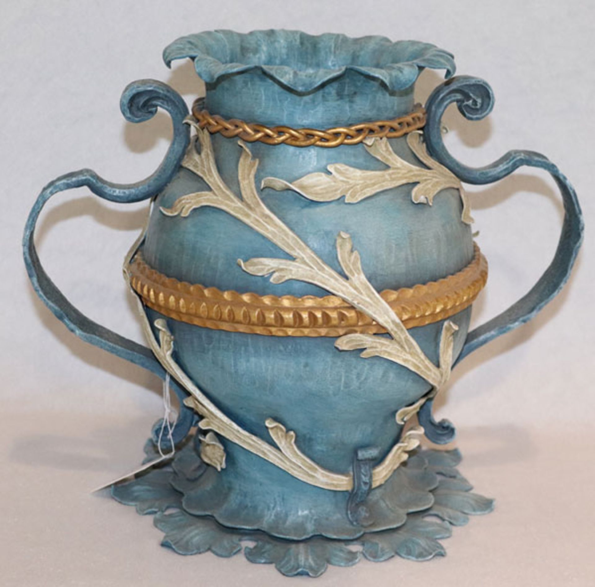 Metall Vase mit 2 seitlichen Henkeln, plastisches Blattdekor, blau/gold/beige, H 25 cm, B 31 cm, T