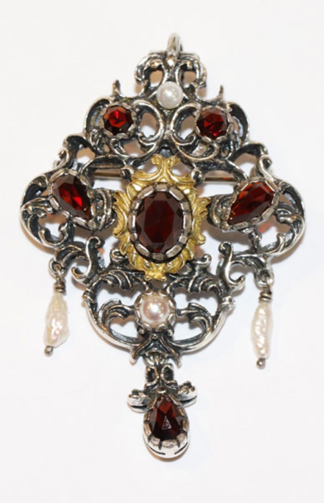 Silber Brosche/Anhängerclip mit Granaten und Perlen, teils vergoldet, H 5 cm, B 3,5 cm