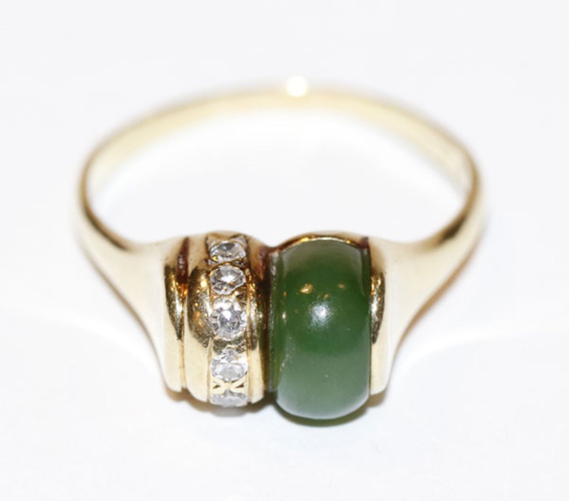 14 k Gelbgold Ring mit 7 Diamanten und Jade, 5,6 gr., Gr. 62