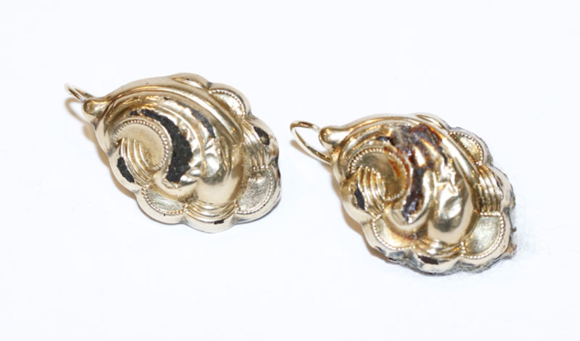 Paar Schaumgold Ohrhänger mit Reliefdekor, 19. Jahrhundert, beschädigt
