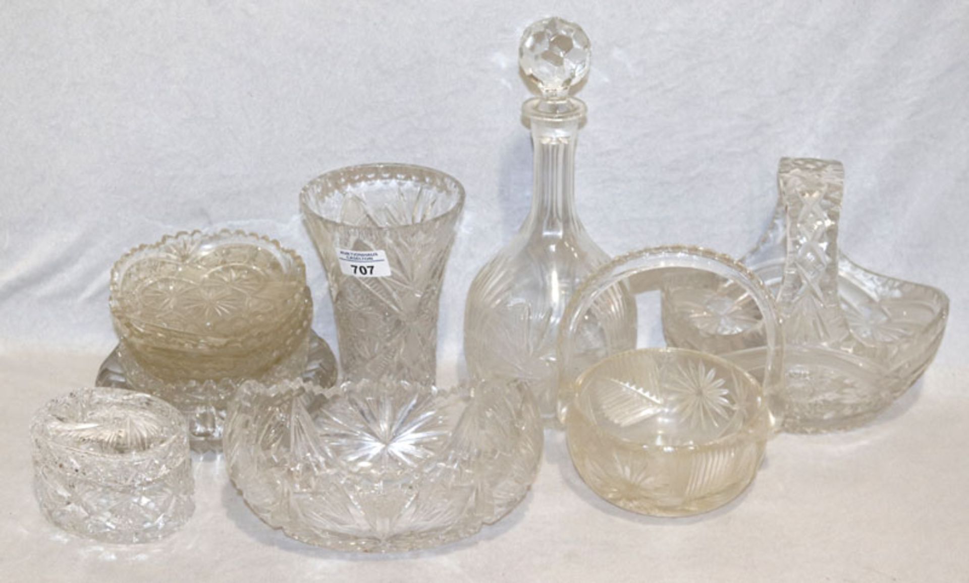 Glas-Konvolut: Karaffe, H 31 cm, Henkelkorb, H 19 cm, und Aschenbecher, H 4,5 cm, D 18 cm, Vase, H