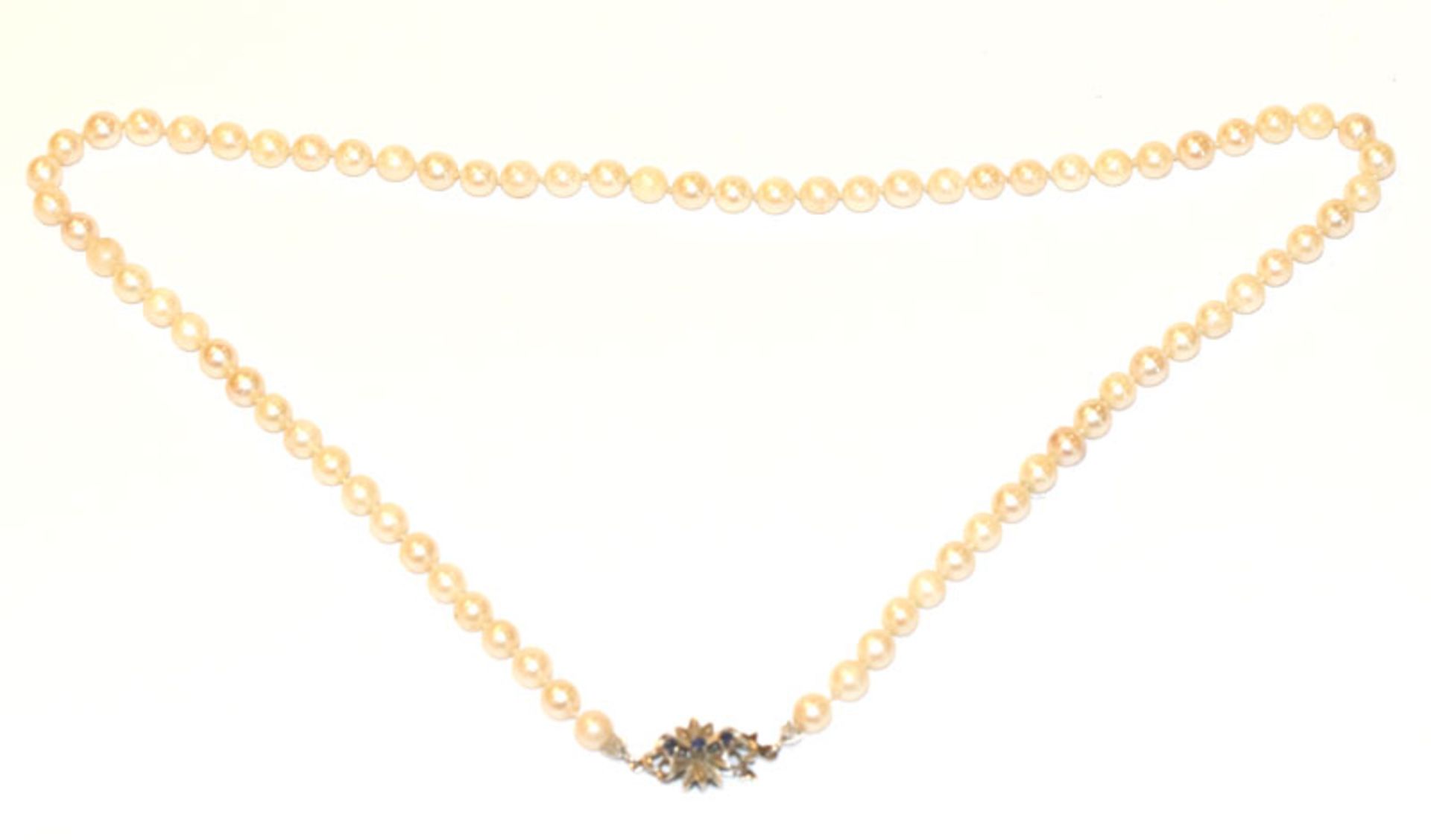 Perlenkette mit 18 k Weißgold Schließe, besetzt mit 3 Safiren, L 56 cm, Perlen teils blind,