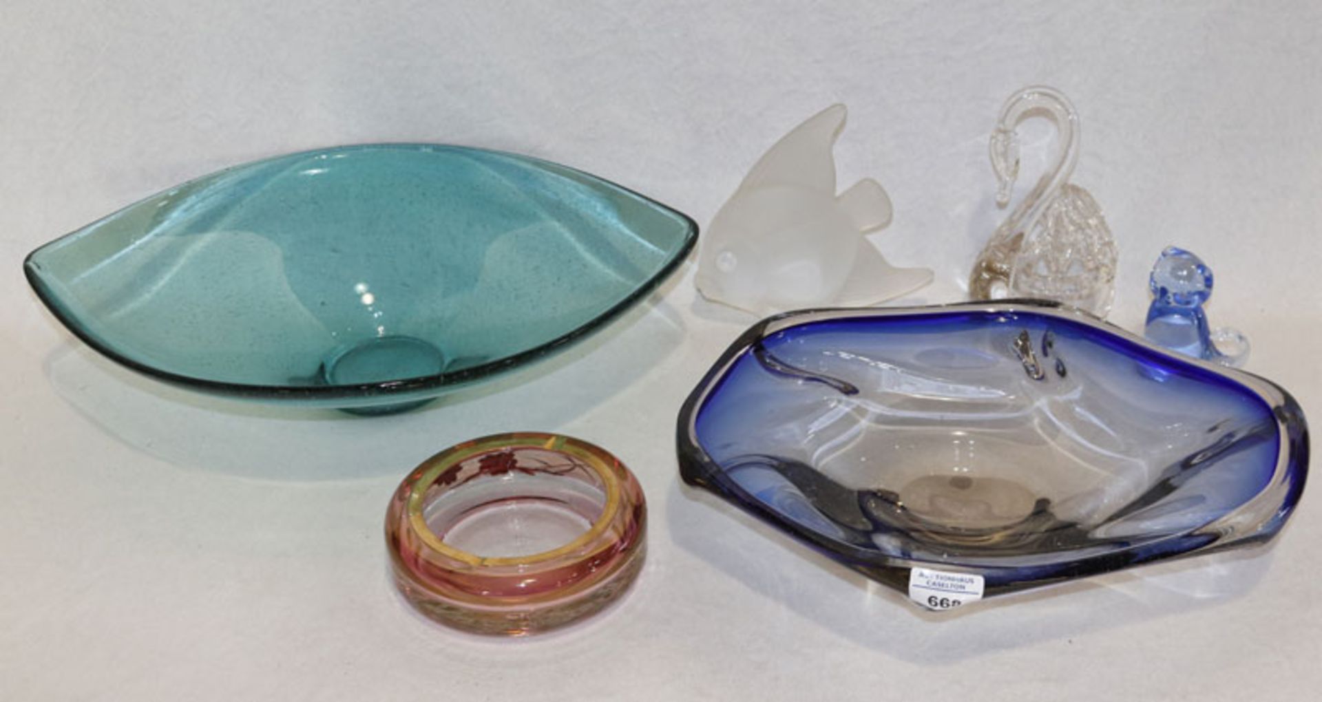Glas-Konvolut; blaue und grüne Glasschale, H 7,5/11 cm, B 37/44,5 cm, T 30/31 cm, rosefarbener