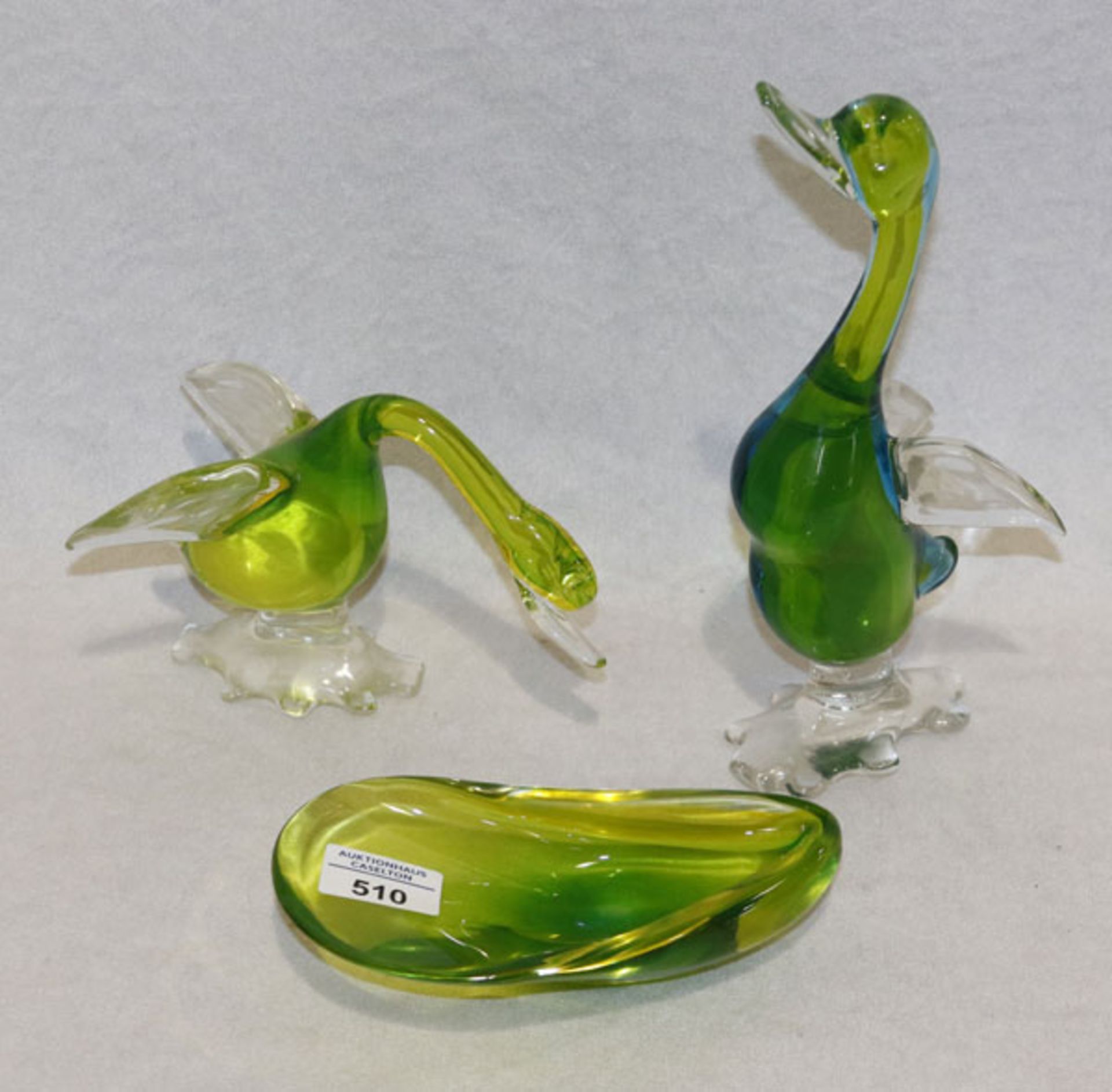2 Murano Glasobjekte 'Enten', gelbgrün/klar, H 13/26 cm, und gelbgrüne Glasschale in ovaler Form,