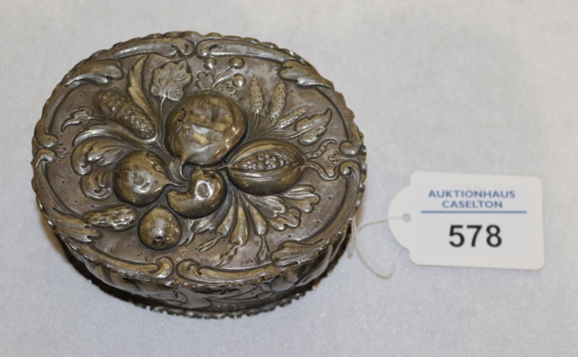 Ovale Deckeldose mit reliefiertem Früchtedekor, Silber geprüft, 108 gr., H 5 cm, B 10,5 cm, T 8
