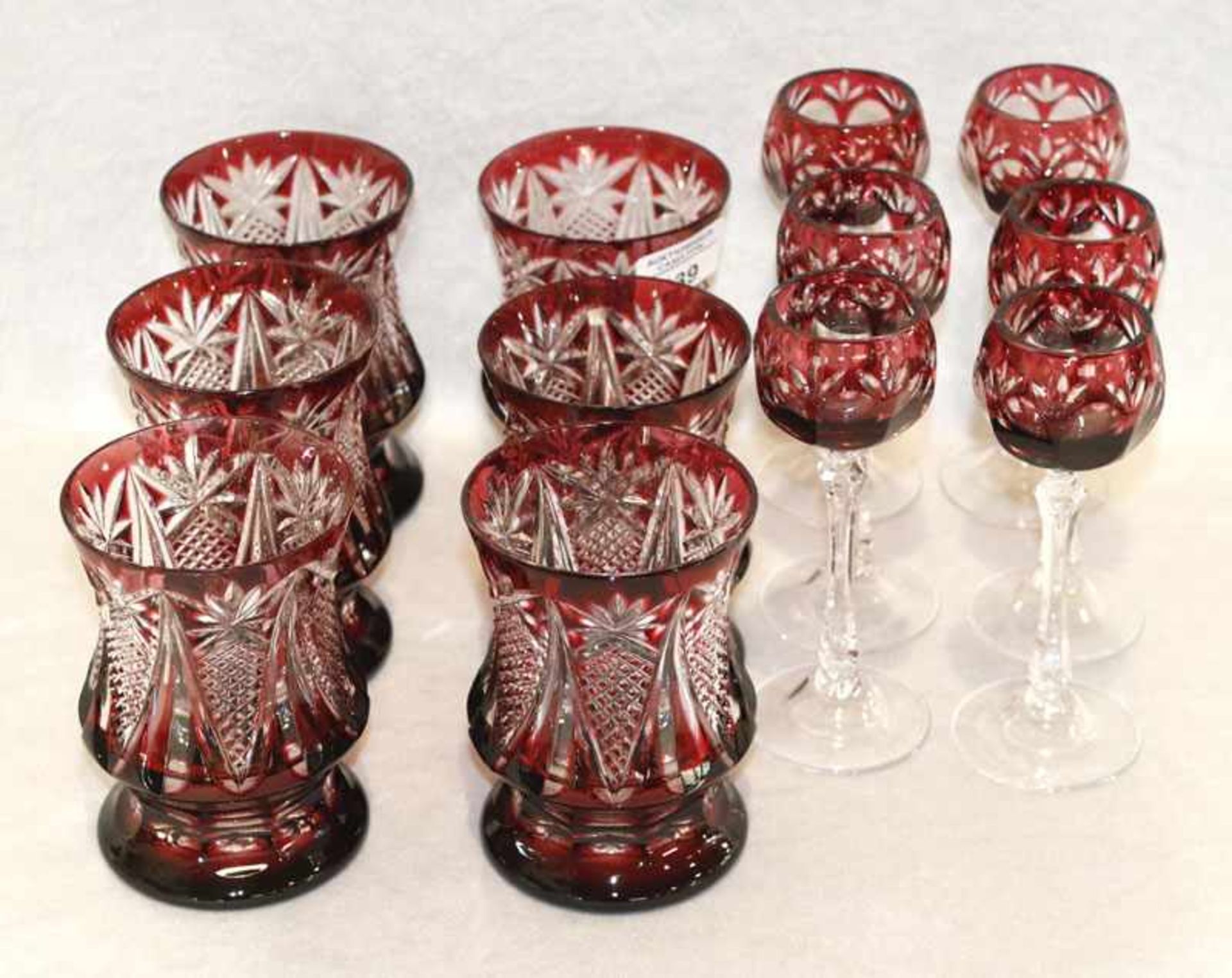 6 rote WMF Überfang Glasbecher, H 12 cm, und 6 Likörgläser, H 15 cm, beide mit Schliffdekor, gut