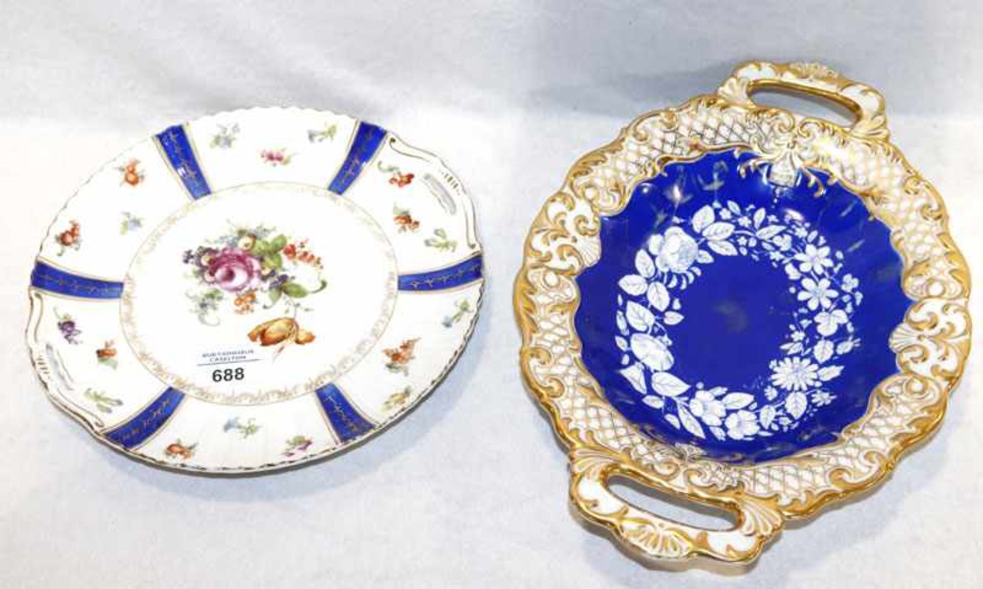Porzellan Henkelschale mit blau/goldenem Dekor, Reliefrand, H 4 cm, B 35 cm, T 25 cm, und