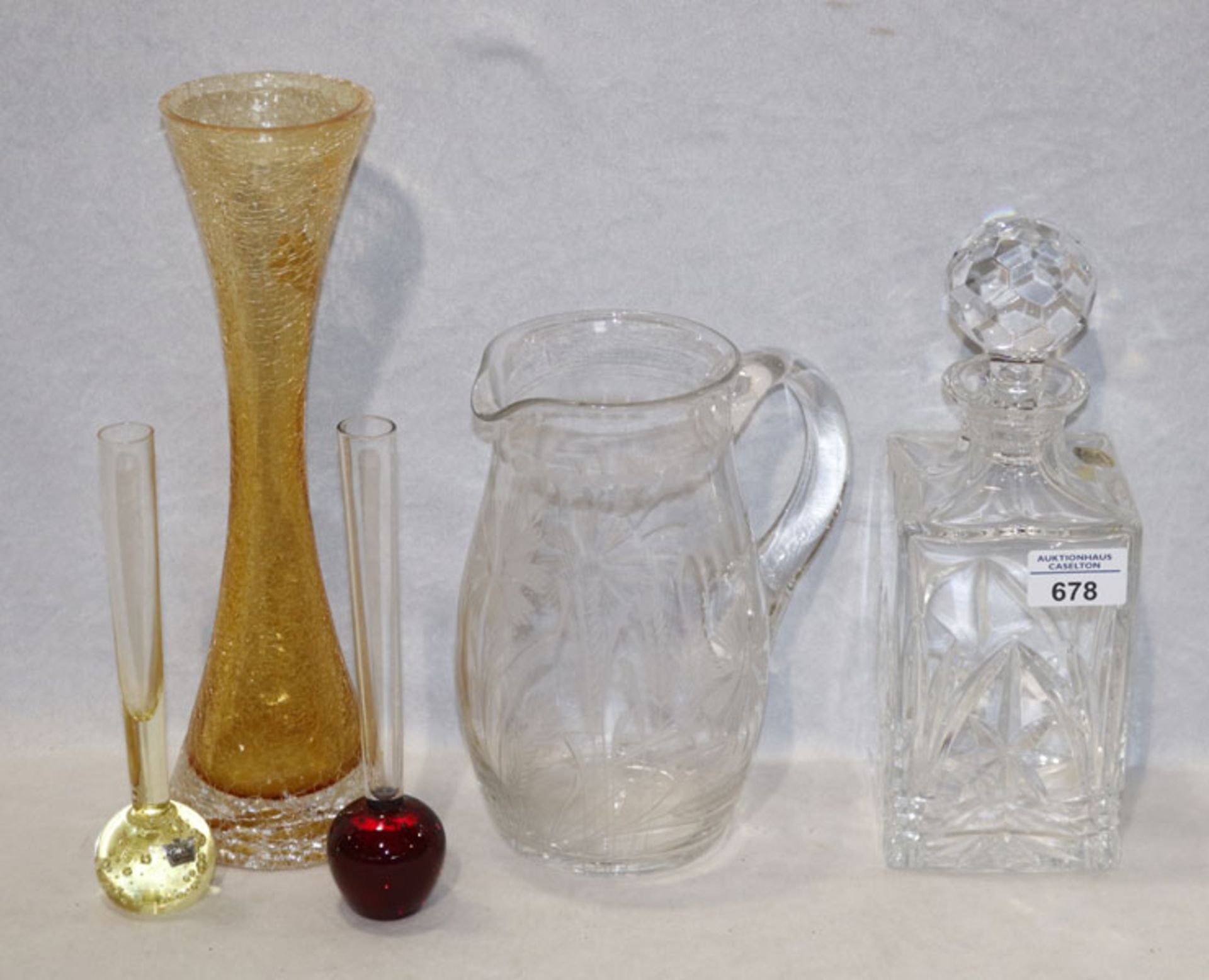 Glas-Konvolut: Kristallkaraffe, H 26 cm, Henkelkrug mit Schliffdekor, H 21 cm, Ingrid Vase mit