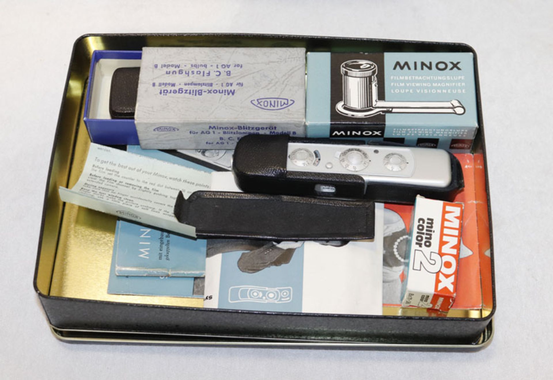 Kleinbildkamera 'Minox' 1:3.5 f=15 mm, mit Etui, sowie Blitzgerät, Filmbetrachtungslupe und