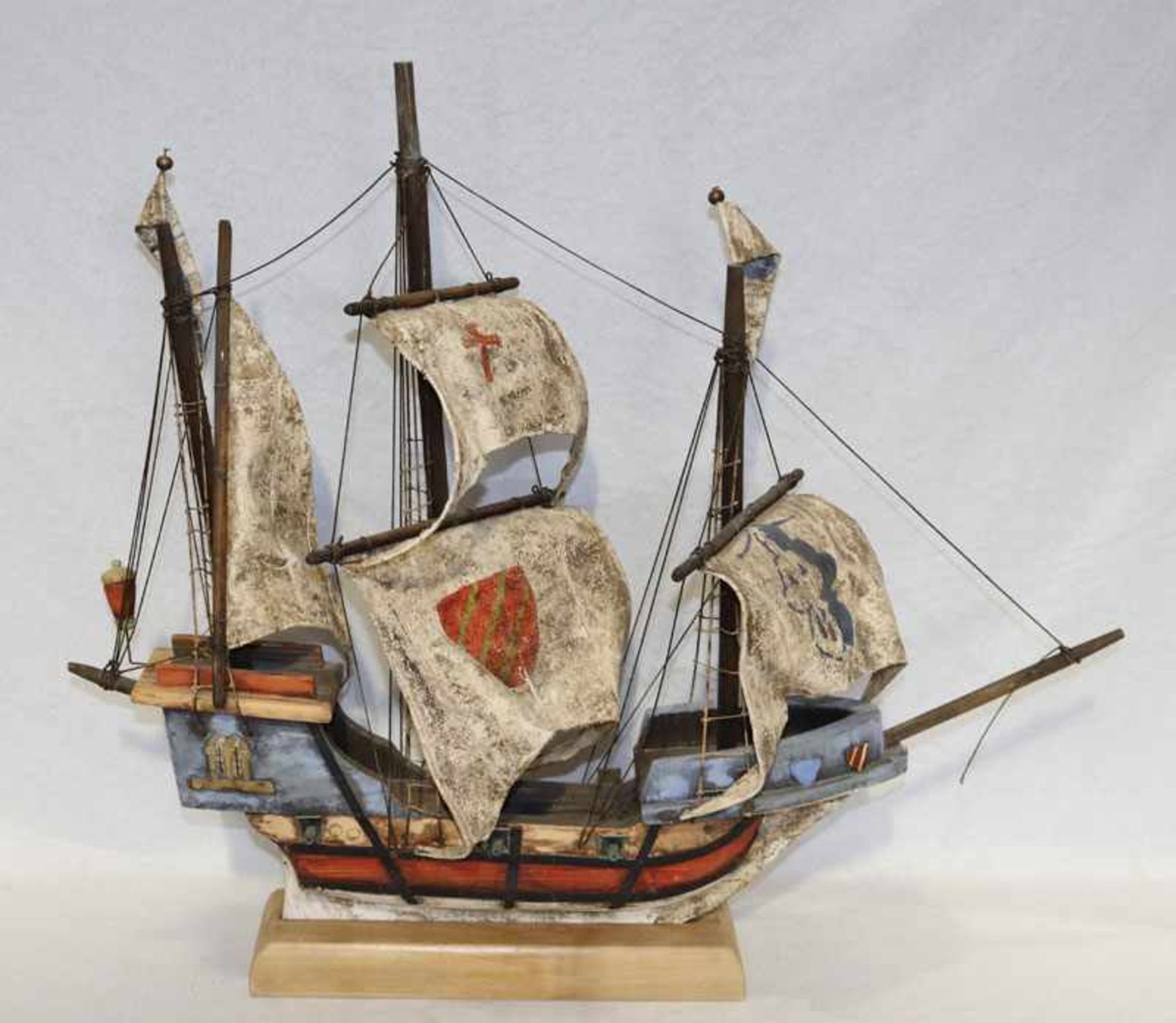Holz Modellschiff mit Takelage, bemalt, H 57 cm, B 66 cm, T 20 cm