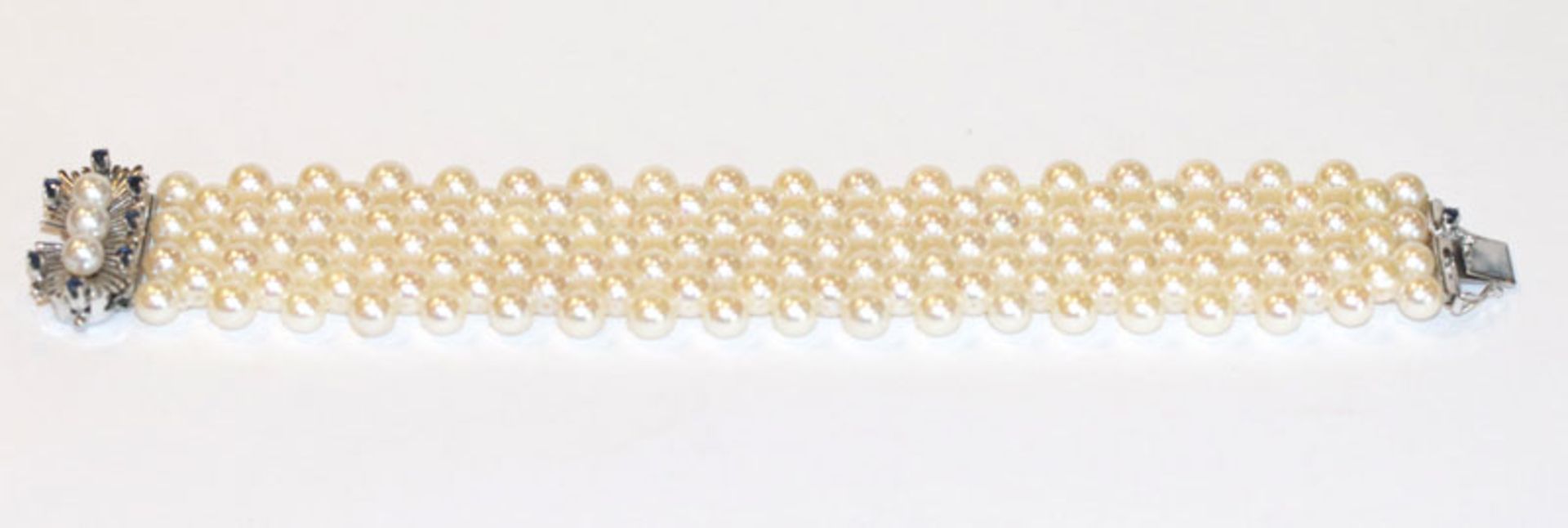 Perlen-Armband mit 14 k Weißgold-Schließe, besetzt mit 8 Safiren und 3 Perlen, L 18,5 cm, B 3 cm