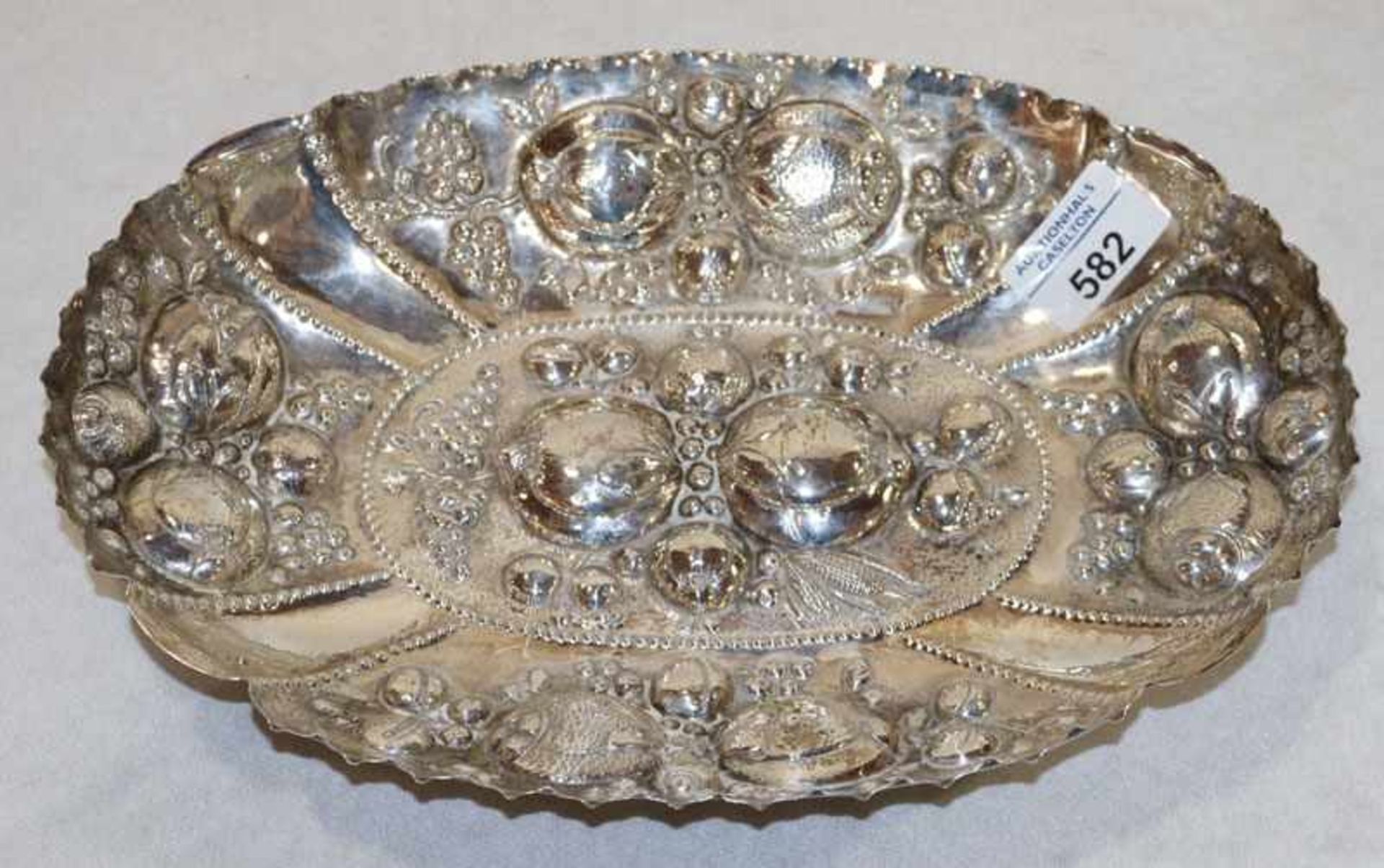 Schale mit reliefiertem Früchtedekor, 800 Silber, 221 gr., L 30 cm, B 20 cm, Gebrauchsspuren