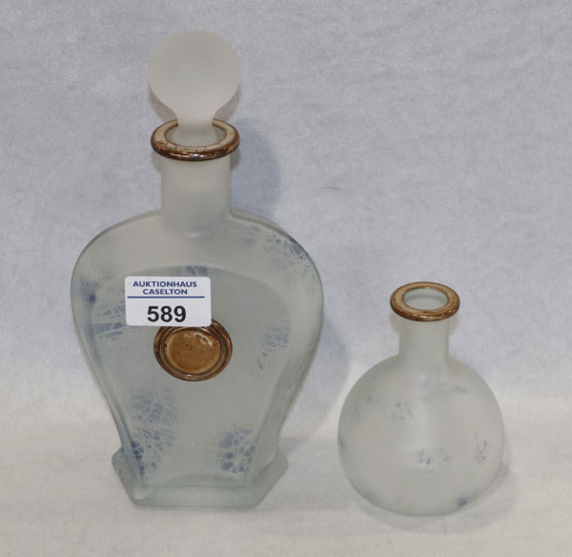Venezianische Glasflasche, H 21 cm, und Vase, H 10 cm, beides aus mattiertem Glas mit blauem
