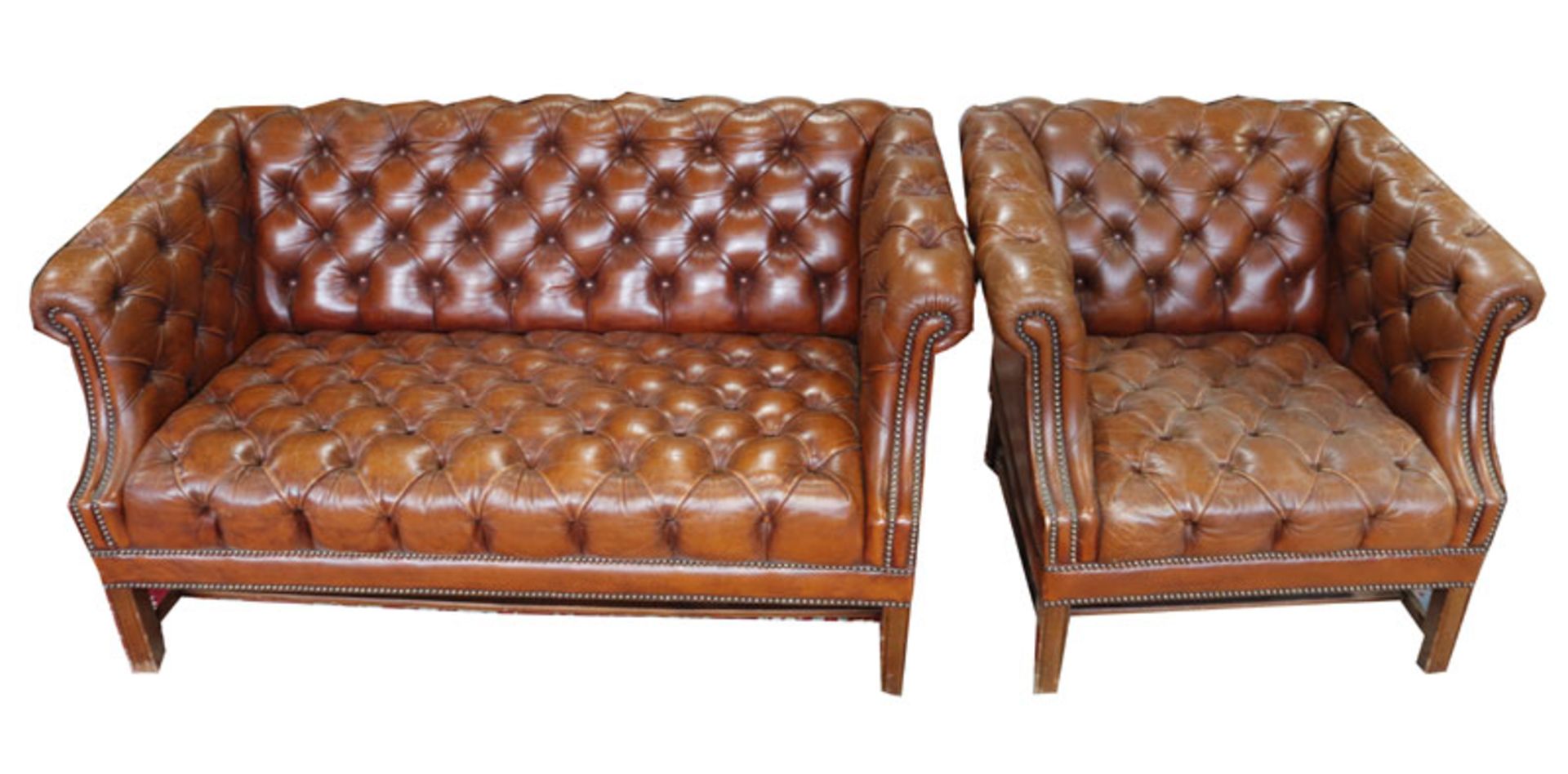 Chesterfield Sitzgarnitur mit braunem Leder bezogen, Sofa, H 75 cm, B 145 cm, T 54 cm, und 2 Sessel,