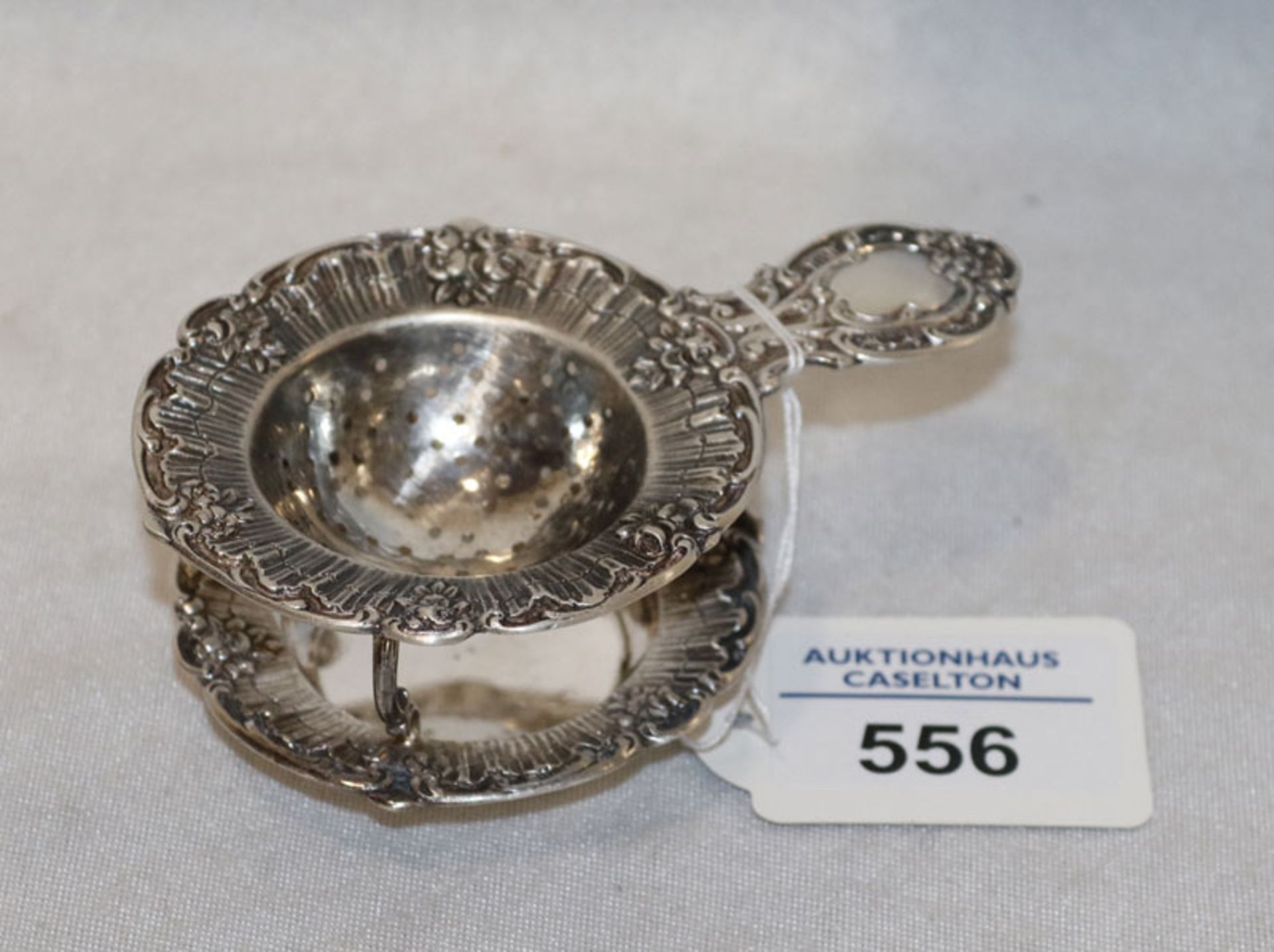 Teesieb mit Untersetzer , Reliefdekor, 800 Silber, 71 gr., Gebrauchsspuren, H 3,5 cm, D 7 cm