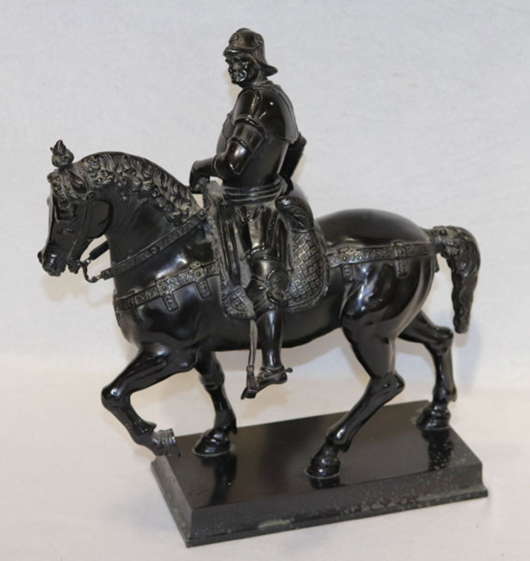 Figurenskulptur aus Eisenguss 'Ritter zu Pferd', teils bestossen, H 42 cm, B 15 cm , T 42 cm,