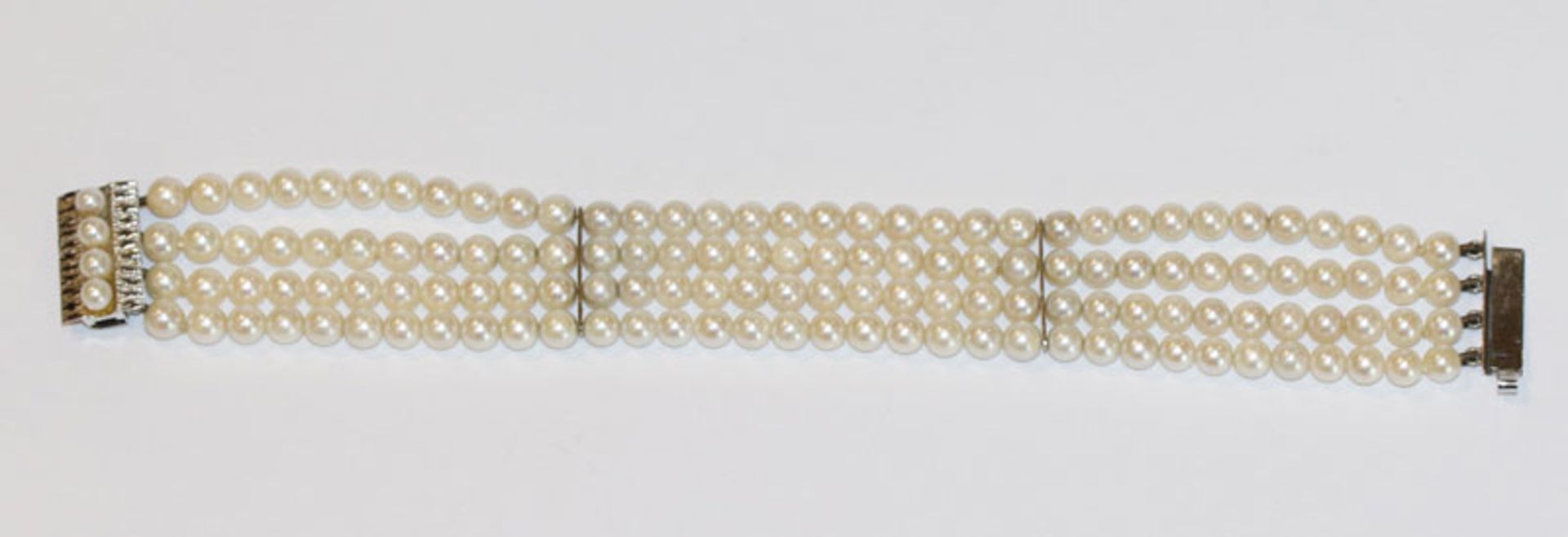 Perlen Armband, 4-reihig, mit 14 k Weißgold Schließe und Stege, besetzt mit 4 Perlen, L 19 cm