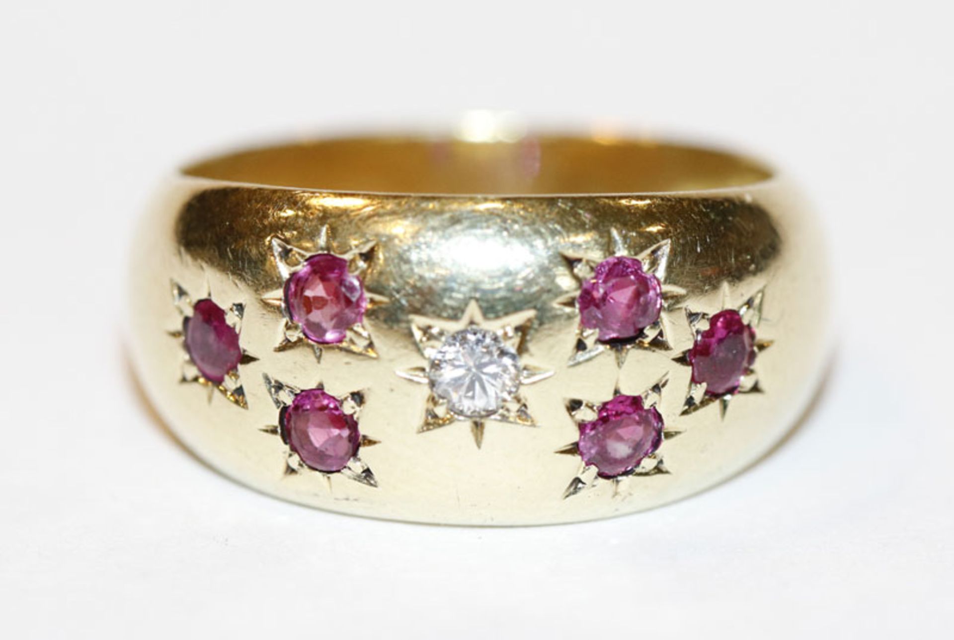 14 k Gelbgold Ring mit 6 Rubinen und einem Diamanten, 8,7 gr., Gr. 56