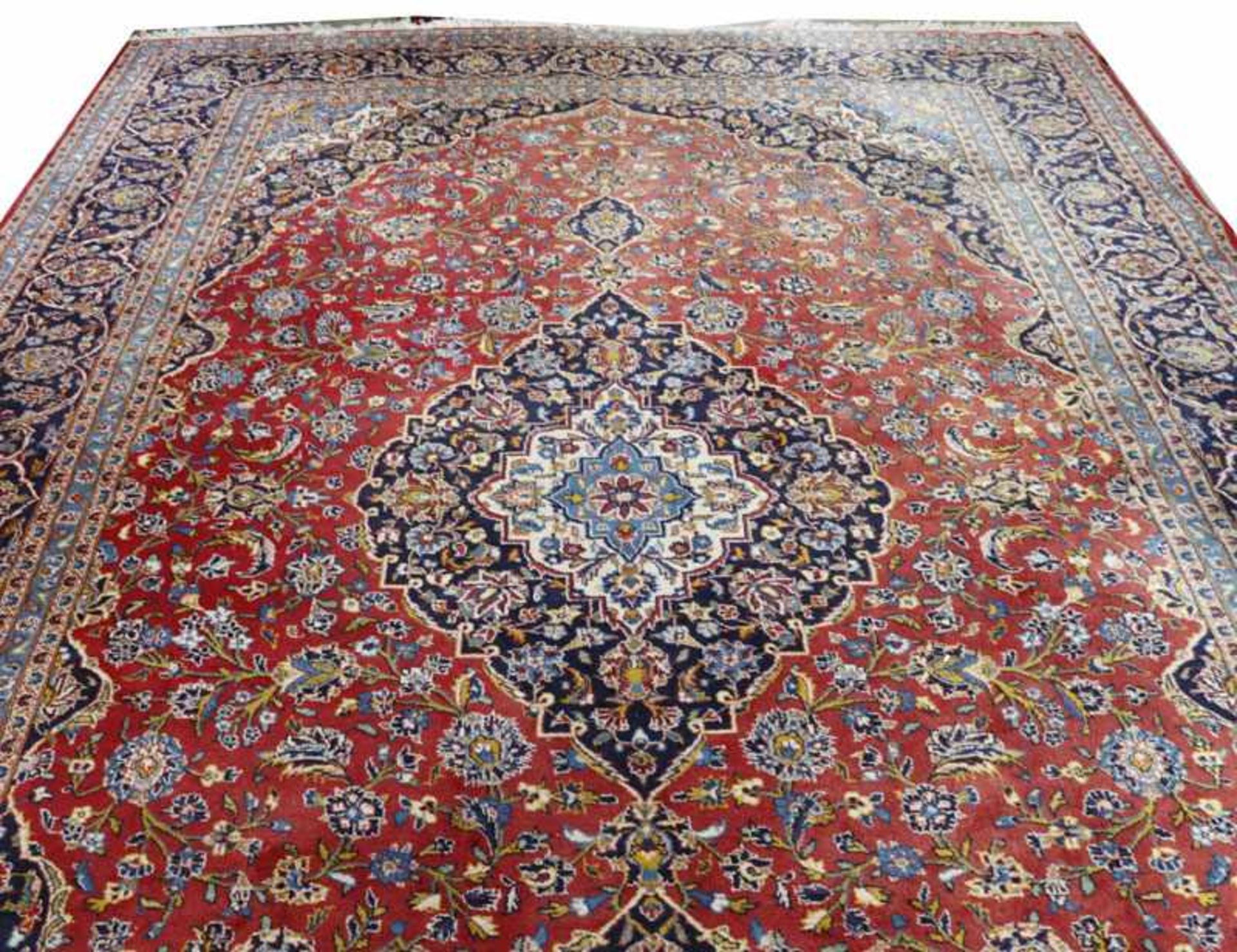 Teppich, Keshan, rot/blau/beige, Farbunterschiede, Gebrauchsspuren, 400 cm x 298 cm