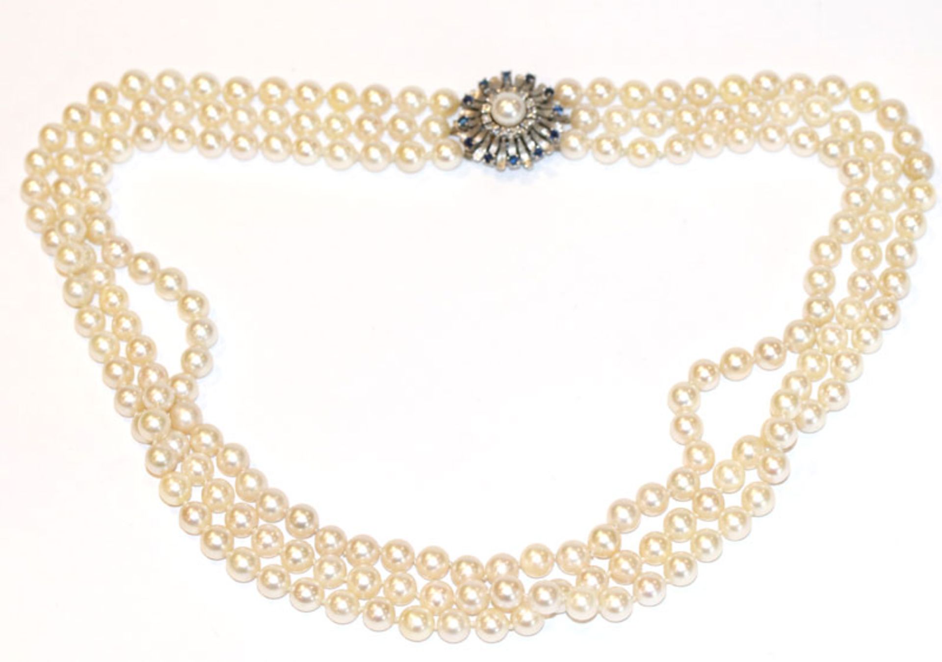 Perlen-Collier, 3-reihig mit 14 k Weißgold Schließe in Blütenform mit 12 Safiren und 12 Diamanten